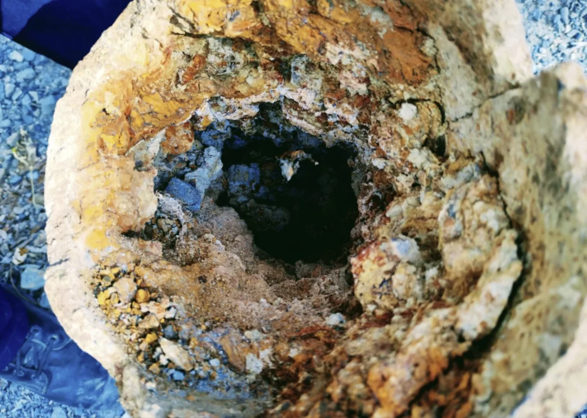 Coupe d'une conduite d'aqueduc municipale en fonte au Québec, remplie de corrosion et de dépôts