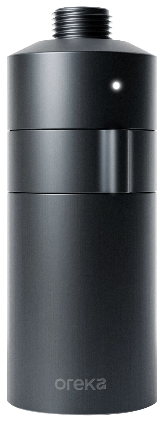 Douchette de filtration Oreka&nbsp;: corps cylindrique en aluminium anodisé noir, bague de sélection et témoin lumineux