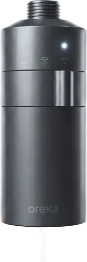 La douchette Oreka, bague tournée sur le mode filtration, témoin lumineux allumé, avec son filet d'eau unique